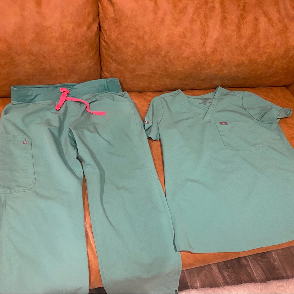 Women’s Figs scrubs set. Size M Yola pants. Size S Catarina one pocket top.